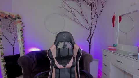 Lindsay    online show from February 25, 8:00 pm