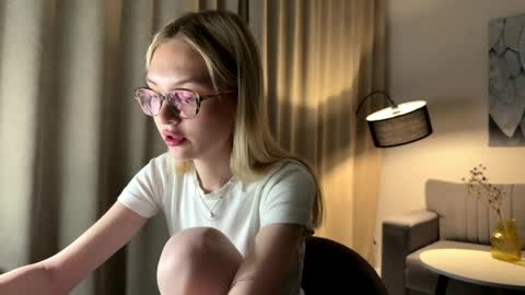 Emma online show from April 8, 7:06 pm