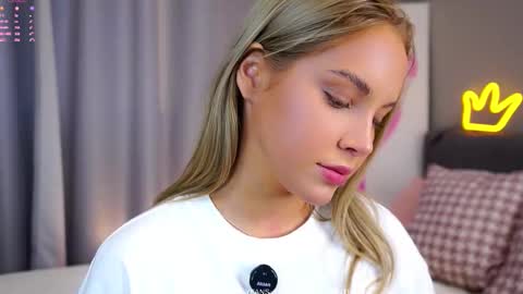 Amelia online show from November 19, 2:11 am