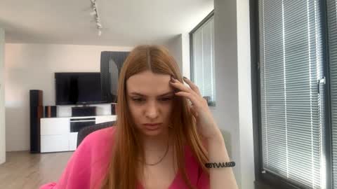 liravelle_ online show from April 24, 9:11 am