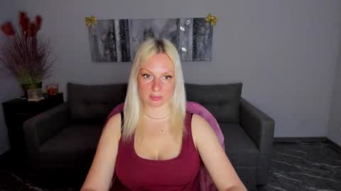 lisa_merritt online show from June 15, 11:35 am