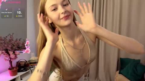 Snapshot of lisaveta_20 chatting on October 21, 12:43 pm Lissa online show from October 21, 12:43 pm