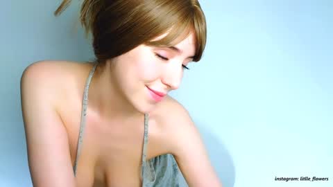 Snapshot of litlle_flowers chatting on December 3, 12:30 am Lana online show from December 3, 12:30 am