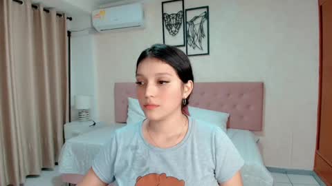 Snapshot of littlemolly_pregnant chatting on March 4, 3:11 am Sarahs Room online show from March 4, 3:11 am