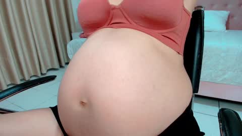 Snapshot of littlemolly_pregnant chatting on February 23, 10:42 pm Sarahs Room online show from February 23, 10:42 pm