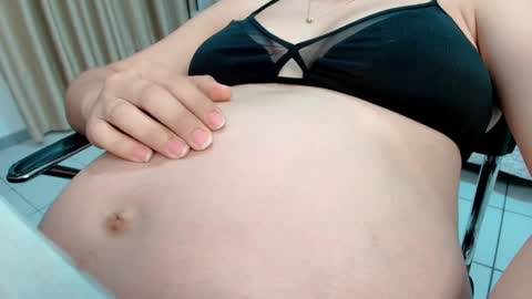 Snapshot of littlemolly_pregnant chatting on March 11, 10:53 pm Sarahs Room online show from March 11, 10:53 pm