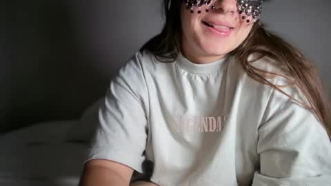 littleredswan online show from July 20, 4:59 am