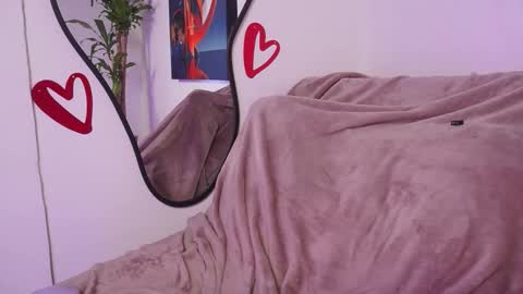 littletammy_ online show from November 9, 5:15 pm