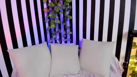 Liz  online show from February 4, 2:32 pm