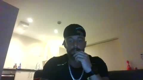 Leon online show from December 10, 11:30 pm