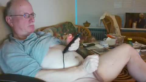 Snapshot of loewe39238 chatting on January 29, 7:04 am loewe39238 online show from January 29, 7:04 am