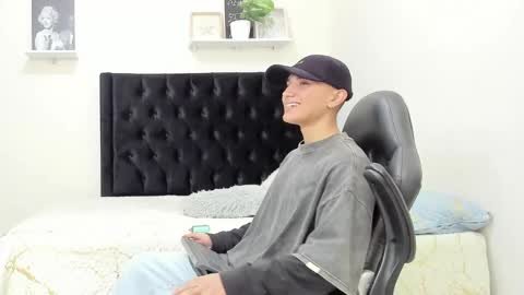 Logan Lux online show from December 2, 3:09 pm