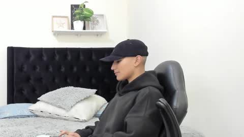 Logan Lux online show from December 11, 2:00 pm