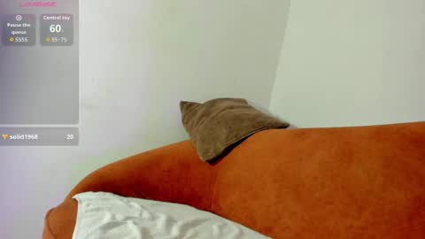 logantwink18 online show from October 11, 10:35 pm