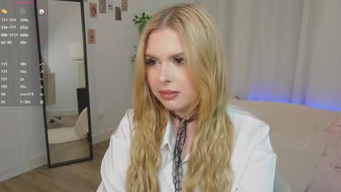 lolacoco18 online show from October 31, 4:18 pm