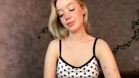 Mia online show from July 24, 8:55 am
