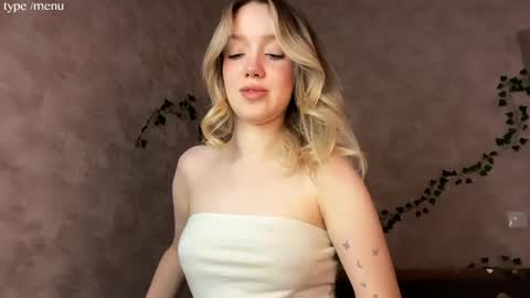 Mia online show from April 18, 8:16 am