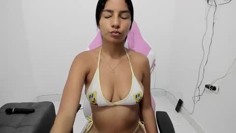 loly_skinny online show from December 4, 7:06 pm