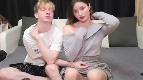 Jean and Isa right couple Mark and Eva left couple online show from December 1, 12:03 pm