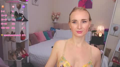 LoraColins online show from October 29, 8:09 pm