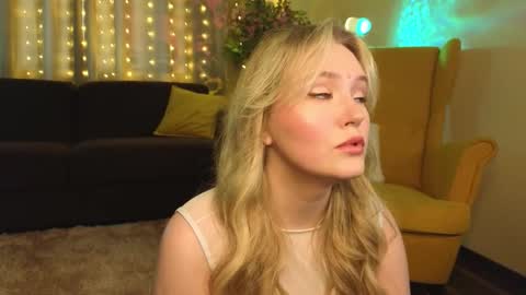 Snapshot of lorettacarnley chatting on October 24, 7:09 am Alice online show from October 24, 7:09 am