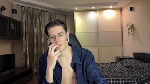 Snapshot of louis_preston chatting on January 4, 5:47 pm Mark online show from January 4, 5:47 pm