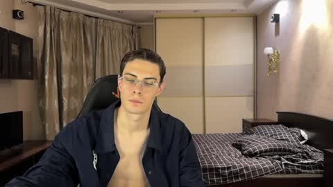 Snapshot of louis_preston chatting on January 14, 2:19 am Mark online show from January 14, 2:19 am