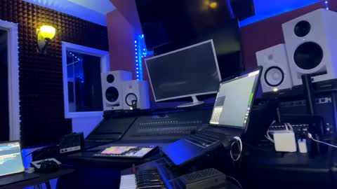 Snapshot of love4heelz chatting on March 9, 5:28 pm Prynce online show from March 9, 5:28 pm