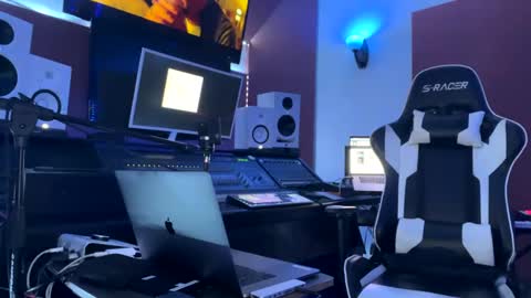 Snapshot of love4heelz chatting on March 9, 8:31 pm Prynce online show from March 9, 8:31 pm