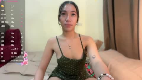 lovely_leah23 online show from May 28, 9:35 pm