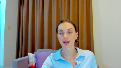 Snapshot of lovelyeemia chatting on October 21, 10:42 am Mia online show from October 21, 10:42 am