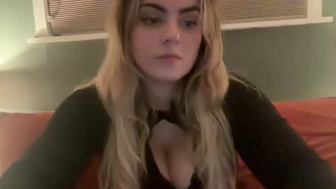 lovelyluna online show from February 1, 9:43 am