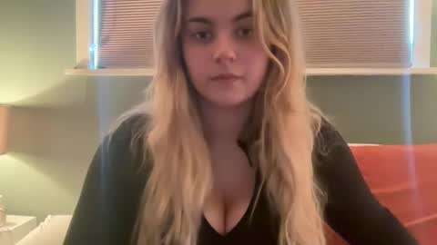 lovelyluna online show from February 2, 6:36 am