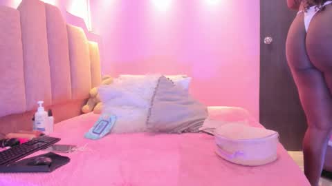 L O V E  online show from November 25, 1:43 pm