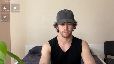 Snapshot of luca_syn chatting on October 15, 10:38 am Luca S online show from October 15, 10:38 am