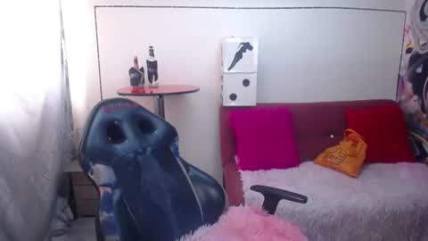 lucia_evans21 online show from July 25, 8:40 pm