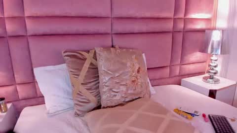  lucia wallace  online show from February 28, 2:09 am