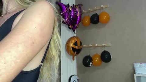 Snapshot of lucie_hot chatting on October 22, 6:20 pm Lucie hot follow me on online show from October 22, 6:20 pm