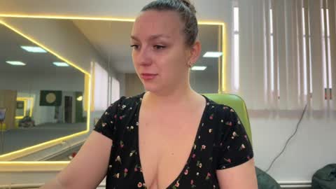 lucky_foryou_baby online show from April 15, 9:56 am