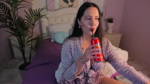 Laura online show from February 8, 8:42 pm