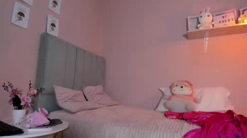 Snapshot of lucy_fox09 chatting on October 23, 7:59 pm lucy_fox09 online show from October 23, 7:59 pm