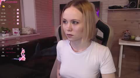 Snapshot of lucy_mirror chatting on September 13, 9:17 pm Lucy online show from September 13, 9:17 pm