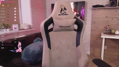 Snapshot of lucy_mirror chatting on September 14, 9:27 pm Lucy online show from September 14, 9:27 pm