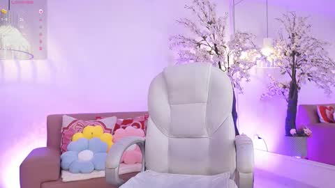 lucyweisser online show from March 19, 9:09 pm