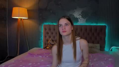 LuisaClover online show from November 25, 3:00 pm