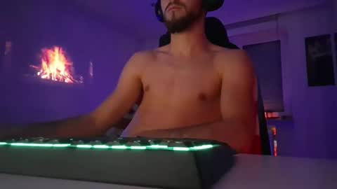 lukasschoetz online show from November 11, 7:49 pm