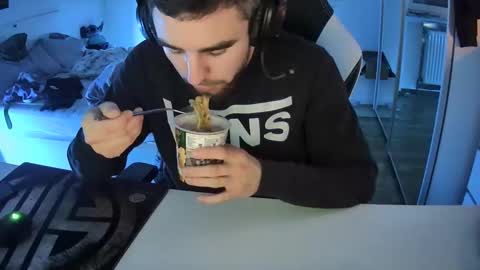 lukasschoetz online show from December 5, 10:39 pm