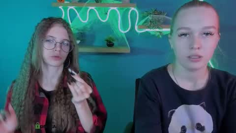 lulu_fly_ online show from October 30, 10:05 am