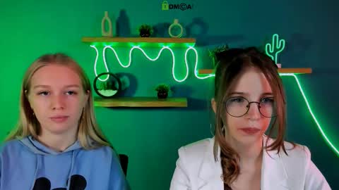 lulu_fly_ online show from November 14, 9:22 am