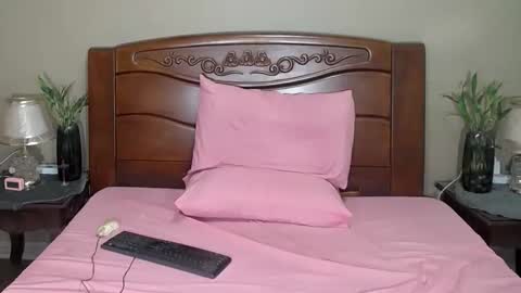 lulu_wild online show from December 5, 12:03 pm